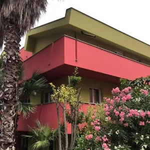 https://villa-lorenzo-ex-villa-chiara.riccione-hotels.org